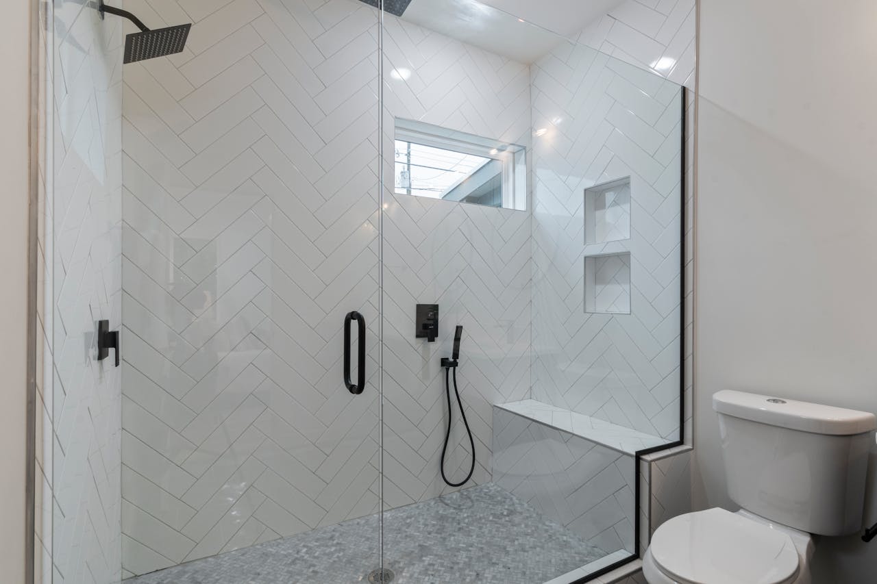 A thin-edge tiled bathroom bench in a enclosed shower area